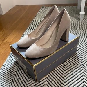 Nude chunky heel pump by Louise et Cie